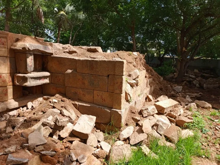 Forensic numbering and condition classification of dismantled stone blocks during an on-site architectural survey.